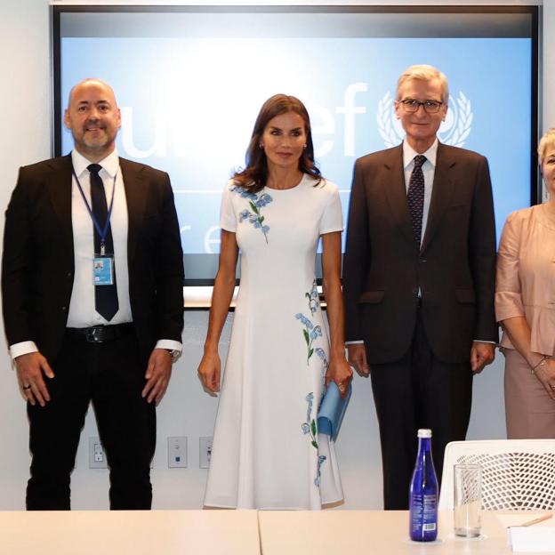 La reina Letizia en la reunión con el vestido blanco más elegante.