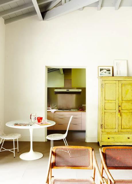 Un comedor con muebles vintage conseguidos de mercadillos de antigüedades. /