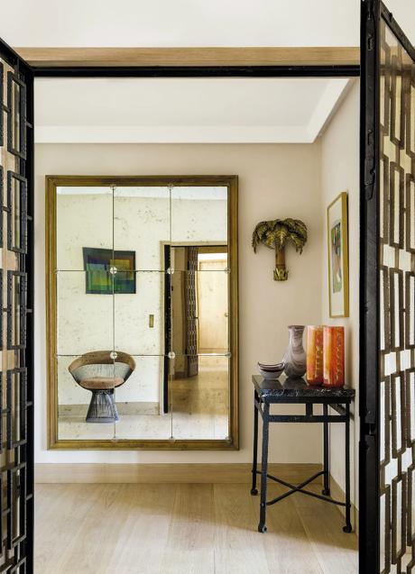 Un espejo muy elegante que suma diseño a cualquier recibidor. /