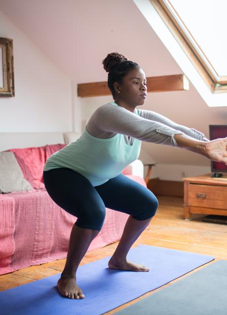 Mujer haciendo sentadillas/PEXELS