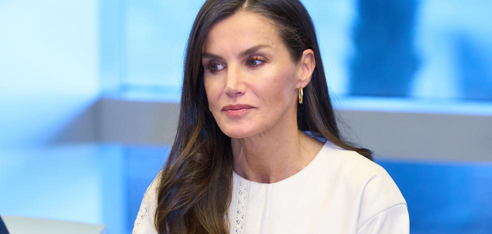 Blanco impoluto El vestido cómodo de Massimo Dutti de la reina Letizia