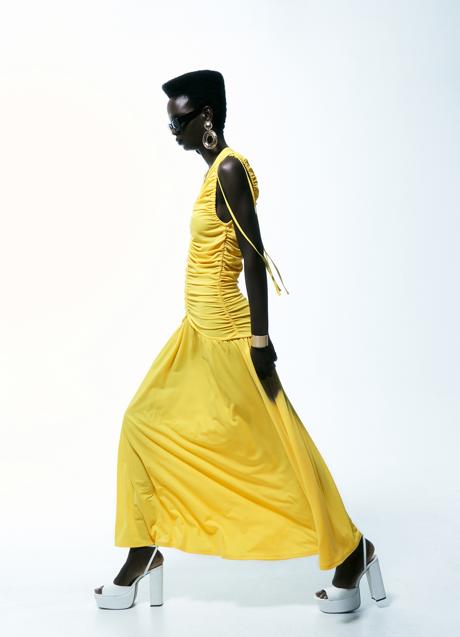 Vestido amarillo con fruncidos, 19,99 euros (antes 35,99 euros).