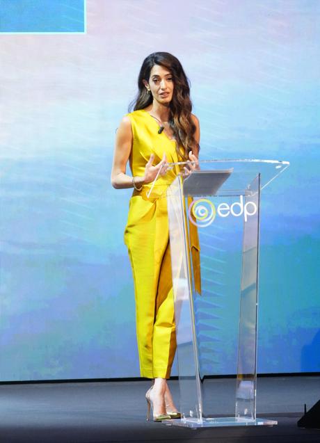 El look amarillo de Amal Clooney. / LIMITED PICTURES