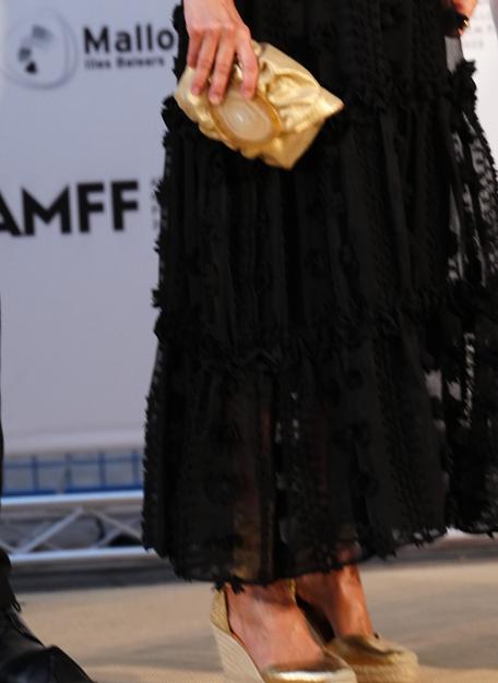 Las alpargatas y el bolso de la reina Letizia. / LIMITED PICTURES