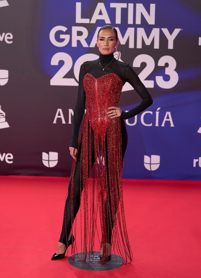 El impactante corsé rojo de Nieves Álvarez, con forma de corazón, bordado de pedrería y con flecos hasta el suelo. (FOTO: LIMITED PICTURES)
