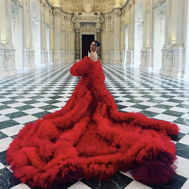 Chanel terrero, con el abrigo rojo de tul que llevó a Eurovisión, en una apuesta a lo grande que inauguró Rihanna, con su mítico abrigo kimono amarillo de Guo Pei para la gala Met 2015.