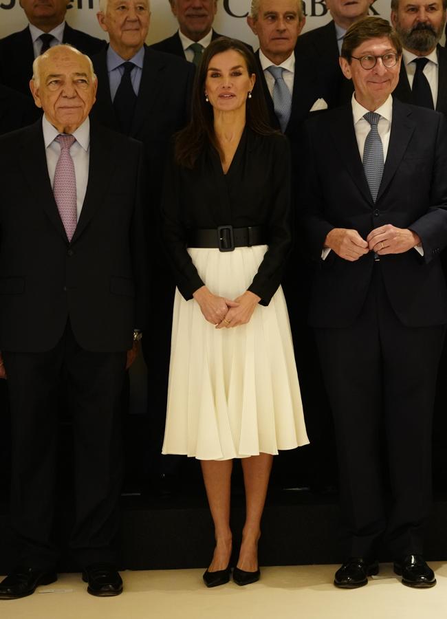 La reina Letizia con una falda blanca. / LIMITED PICTURES