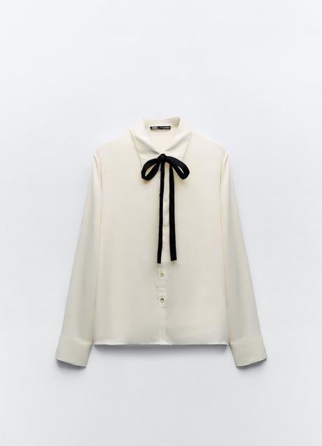 Blusa con lazada de Zara (25,95 euros)