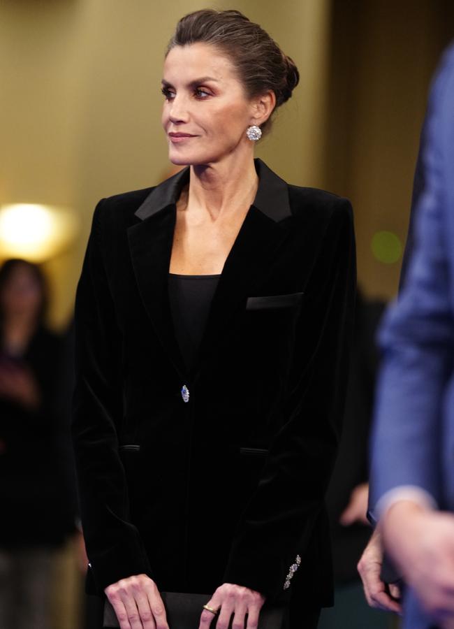 La reina Letizia con un traje de terciopelo. / LIMITED PICTURES