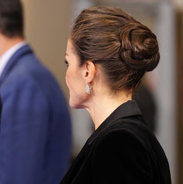 El peinado con moño de la reina Letizia.