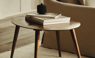 Esta mesa auxiliar de madera de acacia cuesta 99 euros en Zara Home./Zara Home