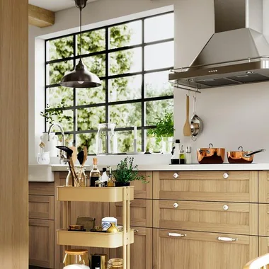 Conseguir una cocina impecable inspirada en el minimalismo escandinavo es posible gastando poco (palabra de Ikea)