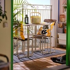 Trucos deco para que tu terraza pequeña parezca más grande: las mesas plegables y los muebles de balcón más bonitos de IKEA