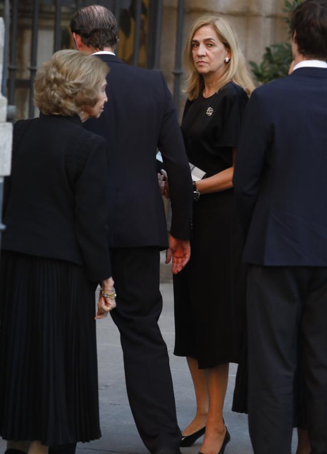 La reina Sofía (de espaldas) y la infanta Cristina en el funeral de Juan Gómez-Acebo. FOTo: Limited Pictures.