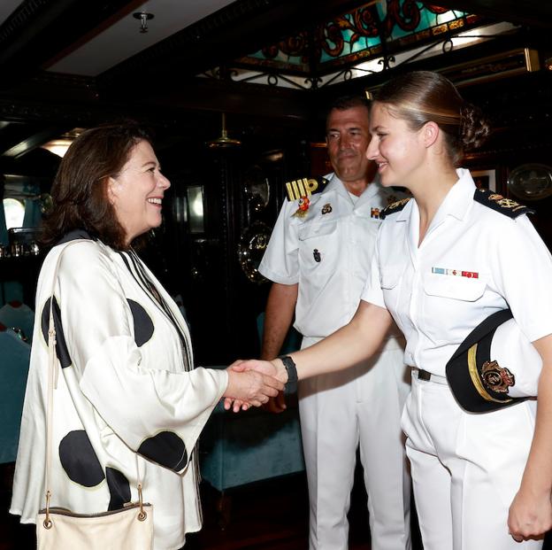 La princesa de Asturias saluda a la embajadora de España en Brasil, Mar Fernández-Palacios a la llegada a Salvador de Bahía. 