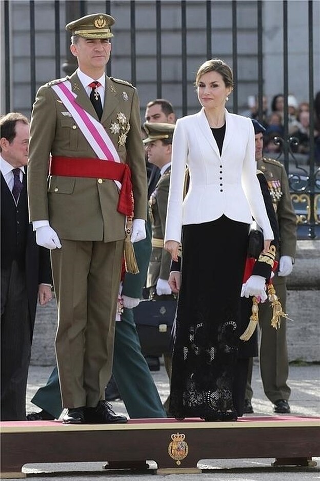 La Reina Doña Letizia, elegantísima de Felipe Varela durante la Pascual Militar./gtres