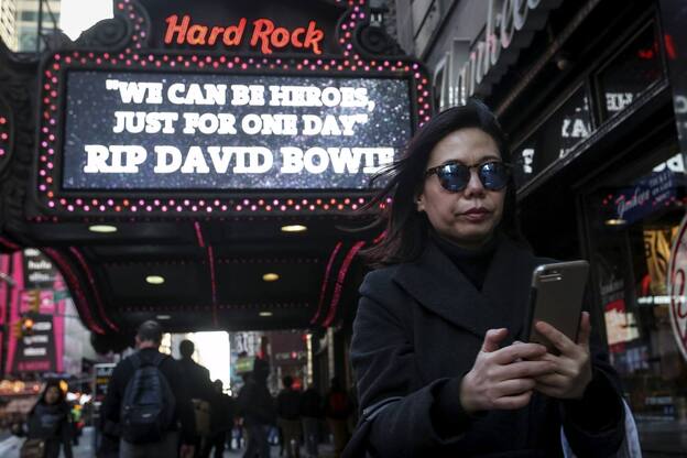 El luminoso del Hard Rock de Times Square (Nueva York) rinde tributo a David Bowie.