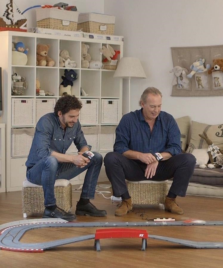 Paco León y Bertín Osborne juegan al Scalextric