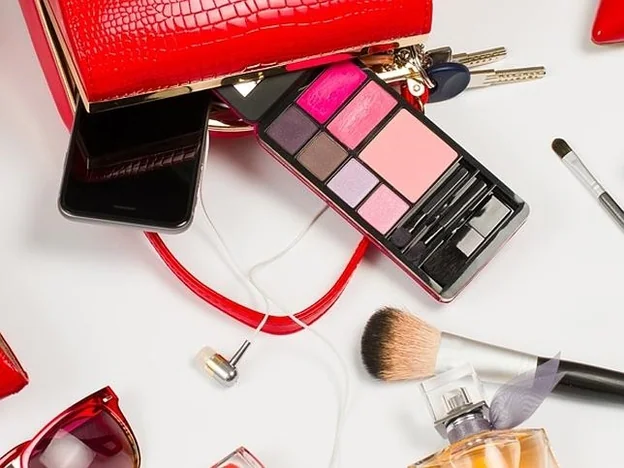  Los cinco cosméticos básicos para llevar en el bolso