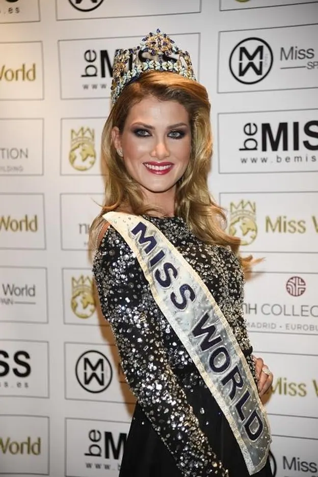 Mireia Lalaguna posa en Madrid con su corona y su banda de Miss Mundo./gtres