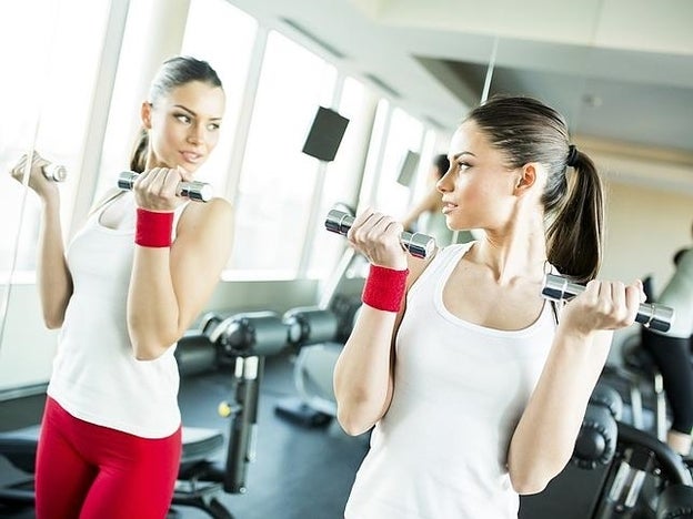 Chica maquillada en el gimnasio/Fotolia