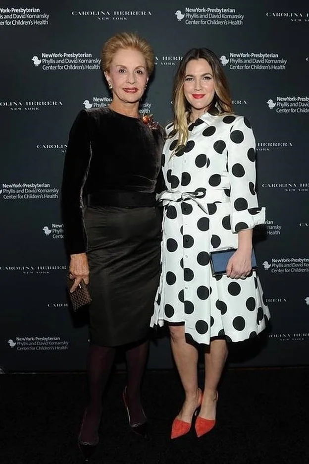 Drew Barrymore y Carolina Herrera en una gala benéfica en Nueva York./gtres