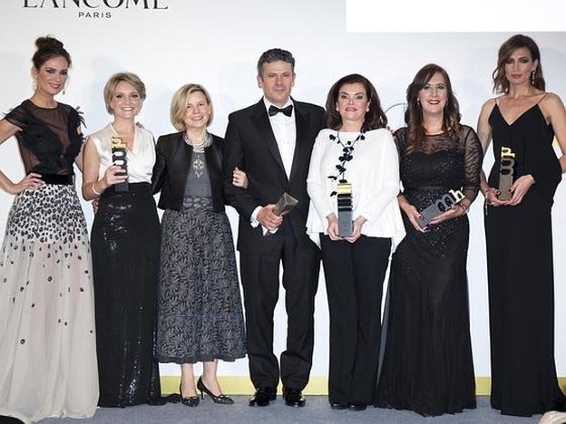 Foto de familia de los VII Premios Mujerhoy. De izqda. a dcha. Mar Saura, Teresa Fernández Valdés, Charo Carrera, Roberto Arce, Carmen Peña, Dolores Redondo y Nieves Álvarez./JESÚS GARCÍA