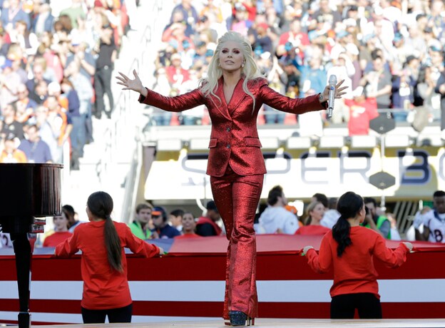 Lady Gaga, con traje rojo de Gucci