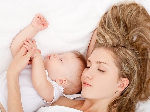 Madre durmiendo con su bebé/Fotolia