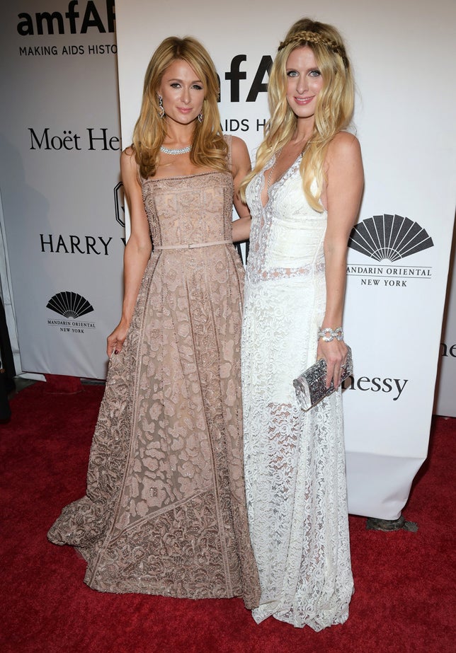 Paris y Nicky Hilton en la Gala amfAR 2016 en Nueva York