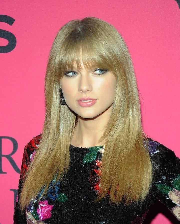 Taylor Swift con pelo largo liso y flequillo