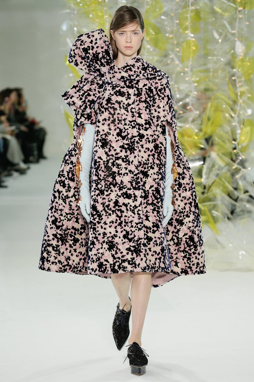 Delpozo otoño-invierno 2016 en la NYFW: abrigo con volumen