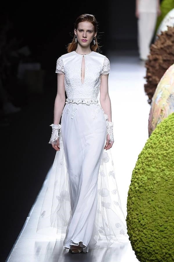 Desfile Ion Fiz en la MBFWM: vestido blanco