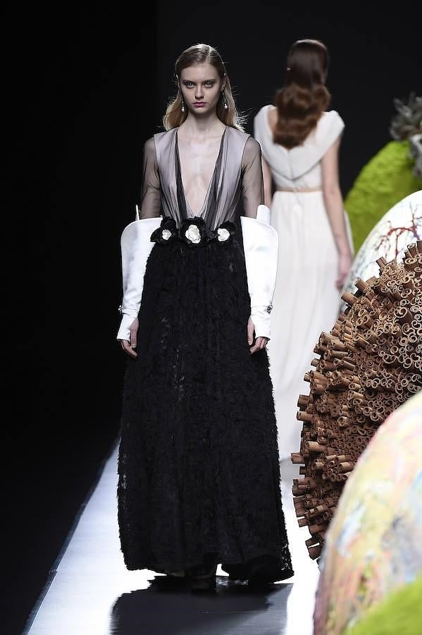 Desfile Ion Fiz en la MBFWM: vestido 'black&white'