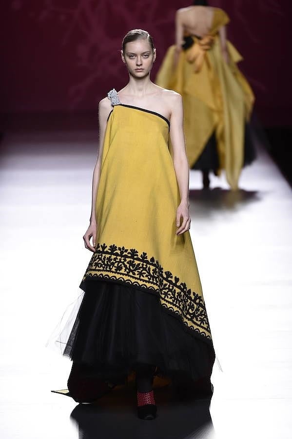 Desfile Ulises Mérida en la MBFWM: vestido amarillo