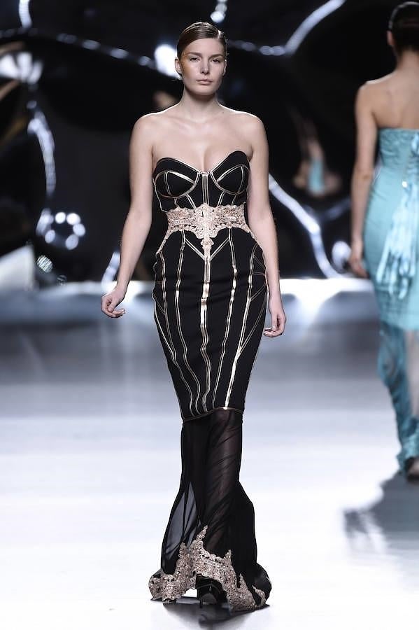 Desfile Maya Hansen en la MBFWM: negro y dorado