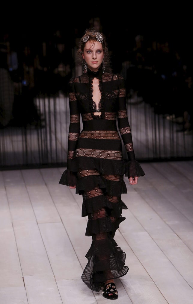 Desfile de Alexander McQueen en la Semana de la Moda de Londres: Total black