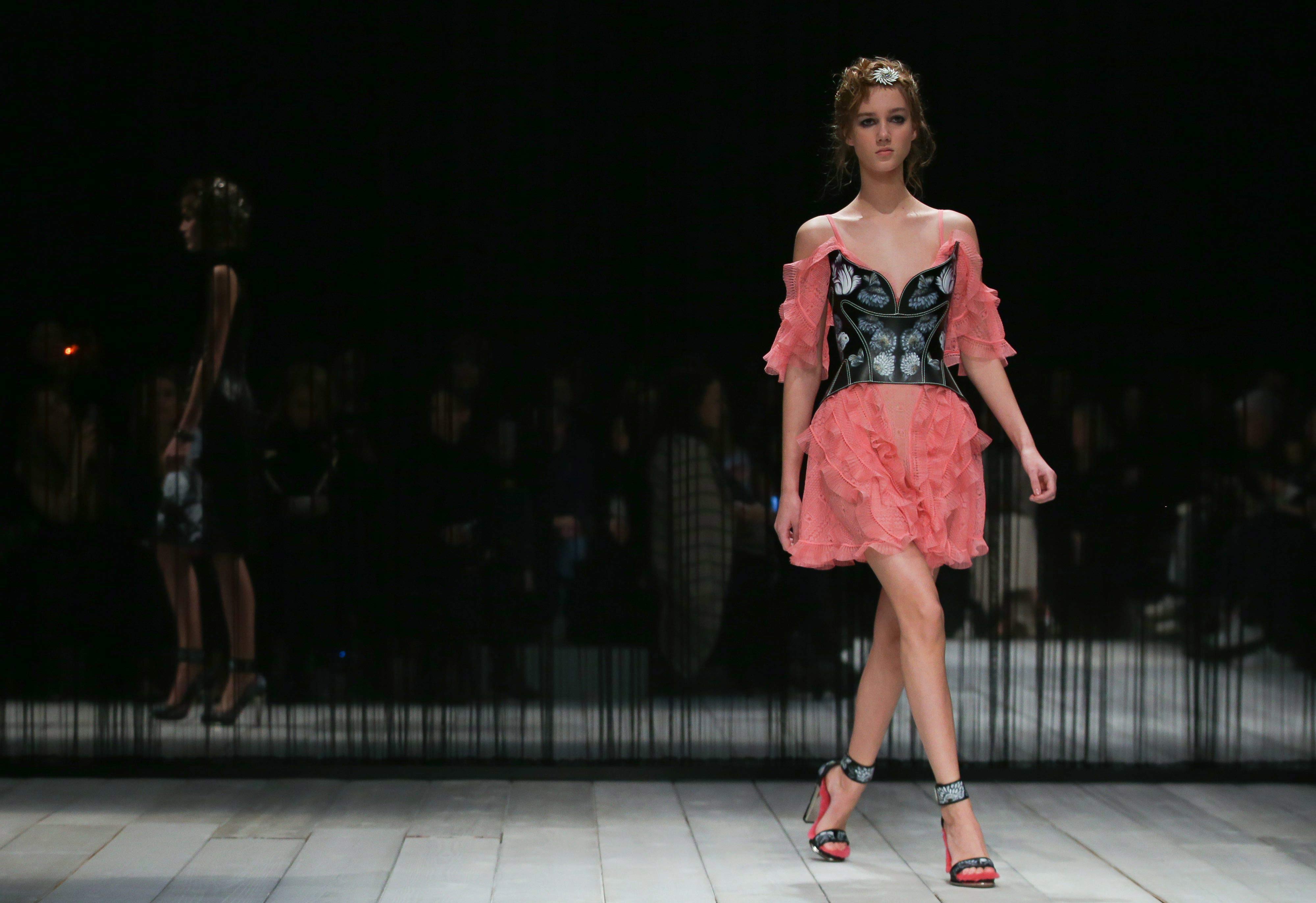 Desfile de Alexander McQueen en la Semana de la Moda de Londres: mariposas