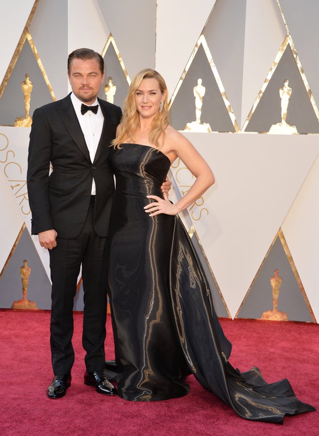 La alfombra roja de los Oscar: Leonardo diCaprio y Kate Winslet