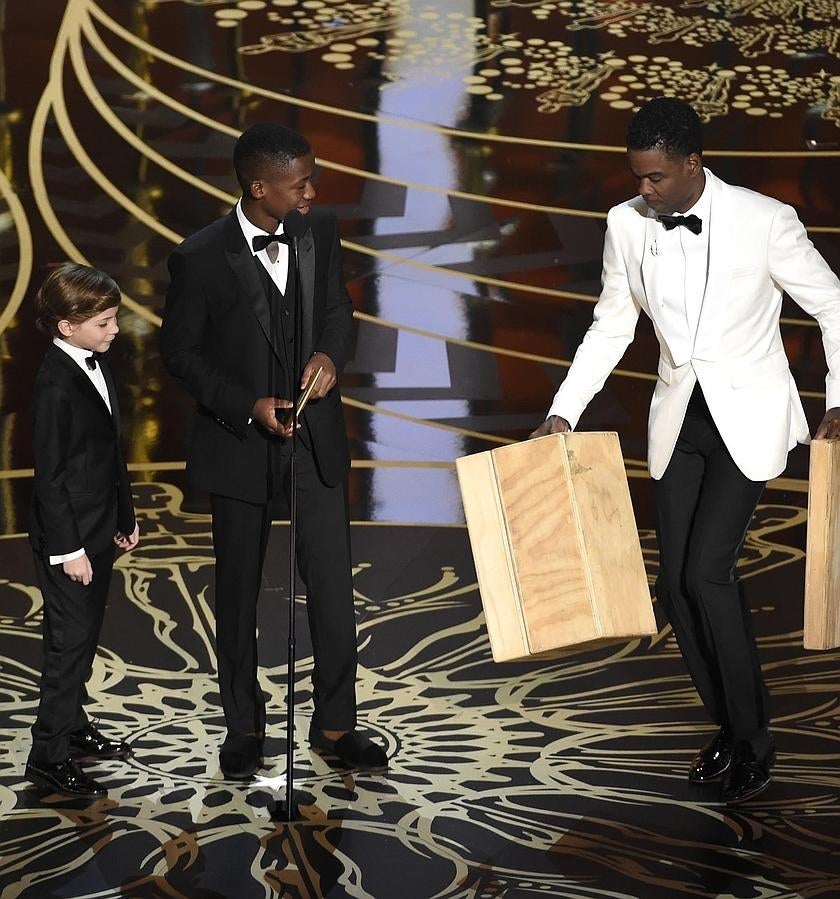 Las mejores fotos de los Premios Oscar 2016: el detalle de Chris Rock con Jacob Tremblay