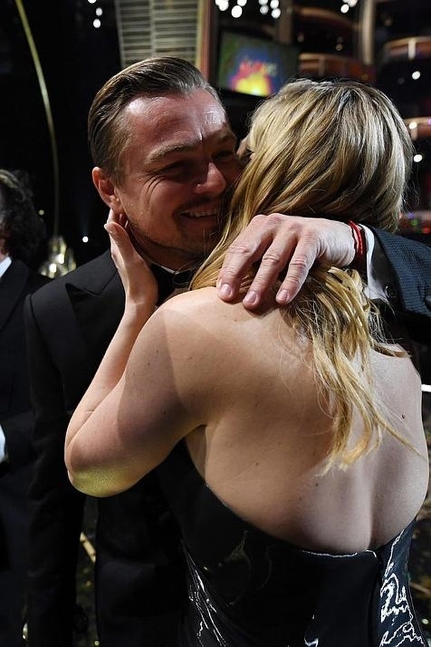 Leonardo DiCaprio y Kate Winslet se abrazan en los Oscar 2016./cordon press