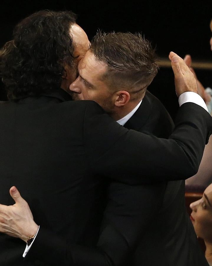 Besos y abrazos en los Premios Oscar 2016: Alejandor González Iñárritu y Tom Hardy