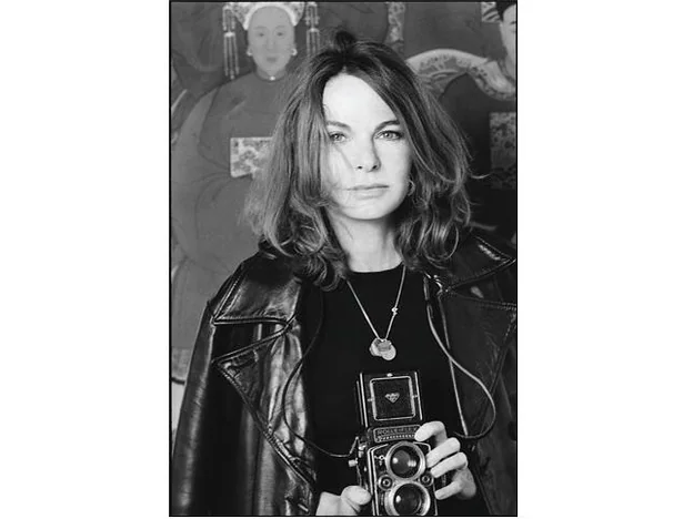 Retrato de Bettina Rheims con su cámara.