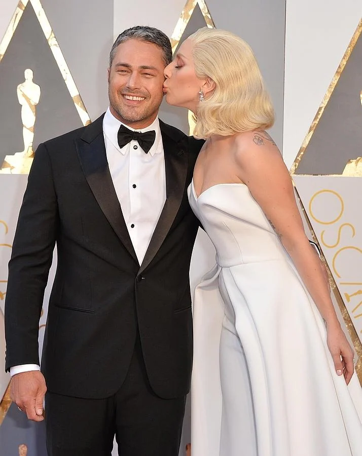 Lady Gaga besa a Taylor Kinney en la alfombra roja de los Oscar 2016