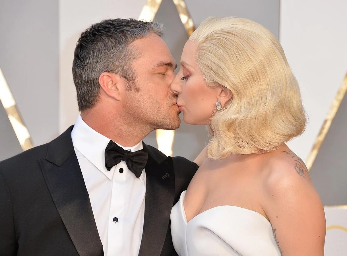 El beso en la boda de Lady Gaga y Taylor Kinney en los Oscar 2016