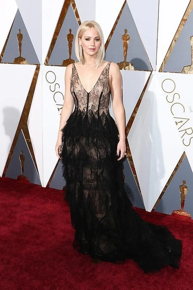 Jennifer Lawrence se hizo esperar y llegó por los pelos a la gala./cordon press.