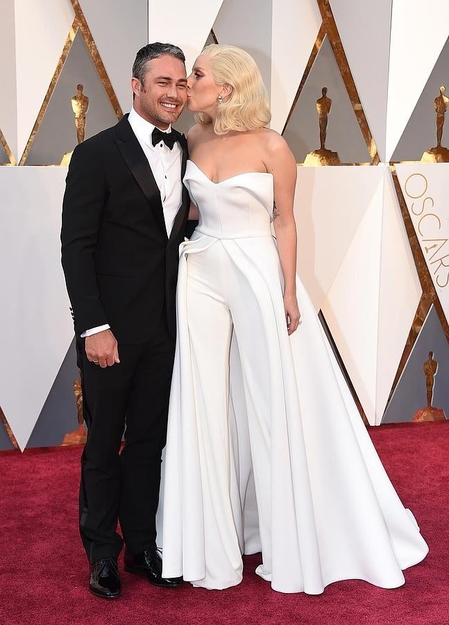 Parejas en la alfombra roja de los Oscar 2016: Lady Gaga y Taylor Kinney