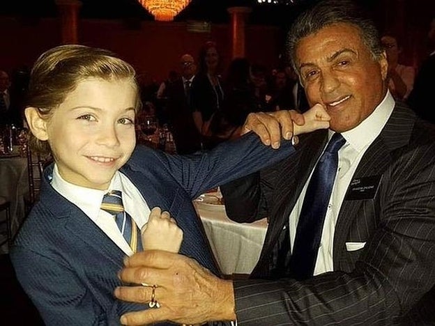 Jacob Tremblay le da un 'puñetazo' a Rocky.