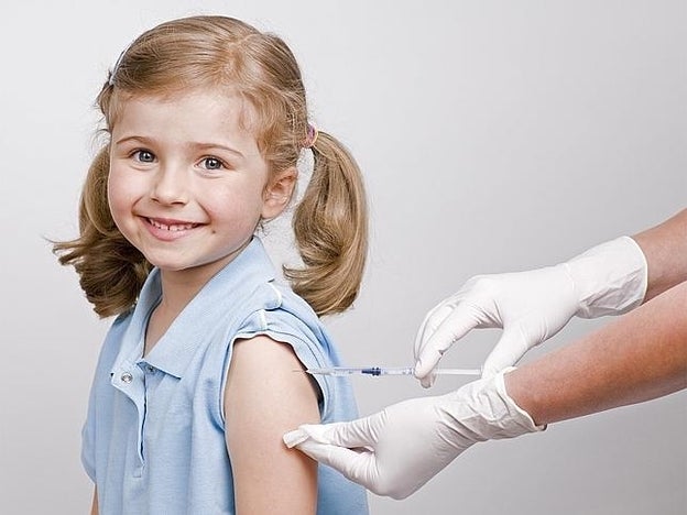 Una niña recibiendo una vacuna/Fotolia