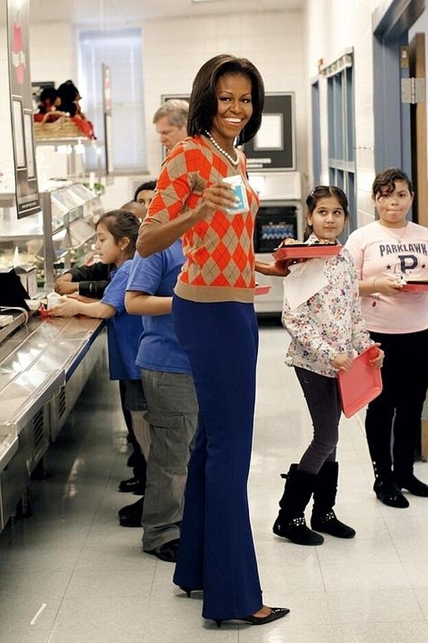 Michelle Obama, en un comedor escolar./Cordon Press